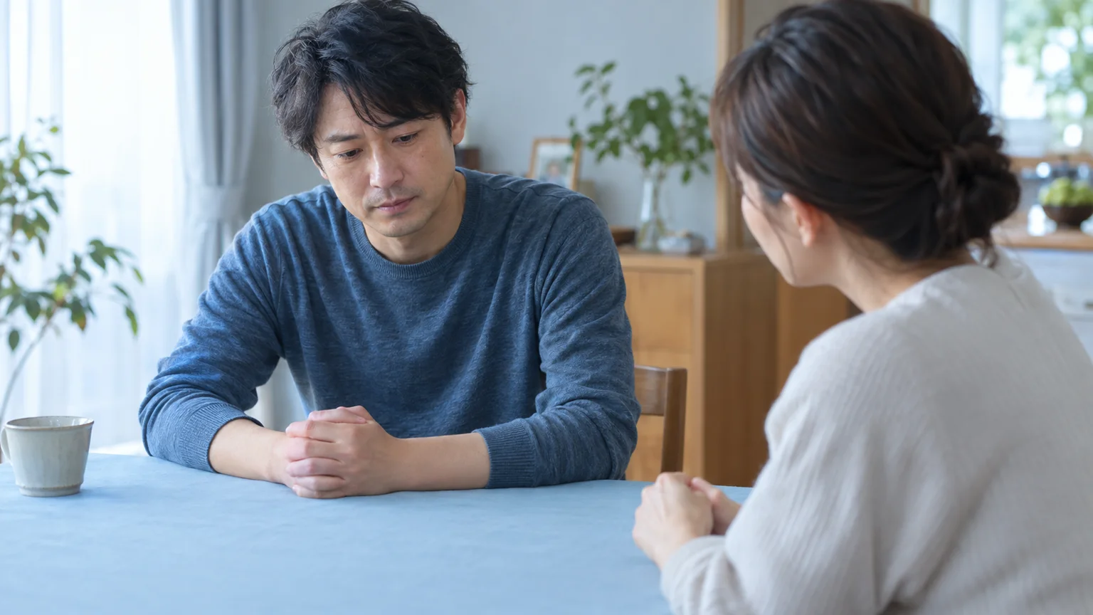 うつ病・適応障害の話し方の特徴3つの説明動画。疲れた表情でうつむく架空の人物と、様子を気づかう人のイメージ。