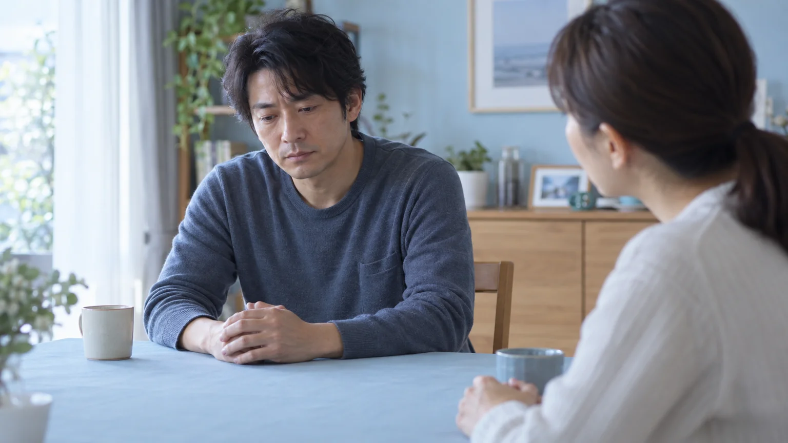 声が小さくなるの説明動画。日常生活の場面を表した架空のイメージ。
