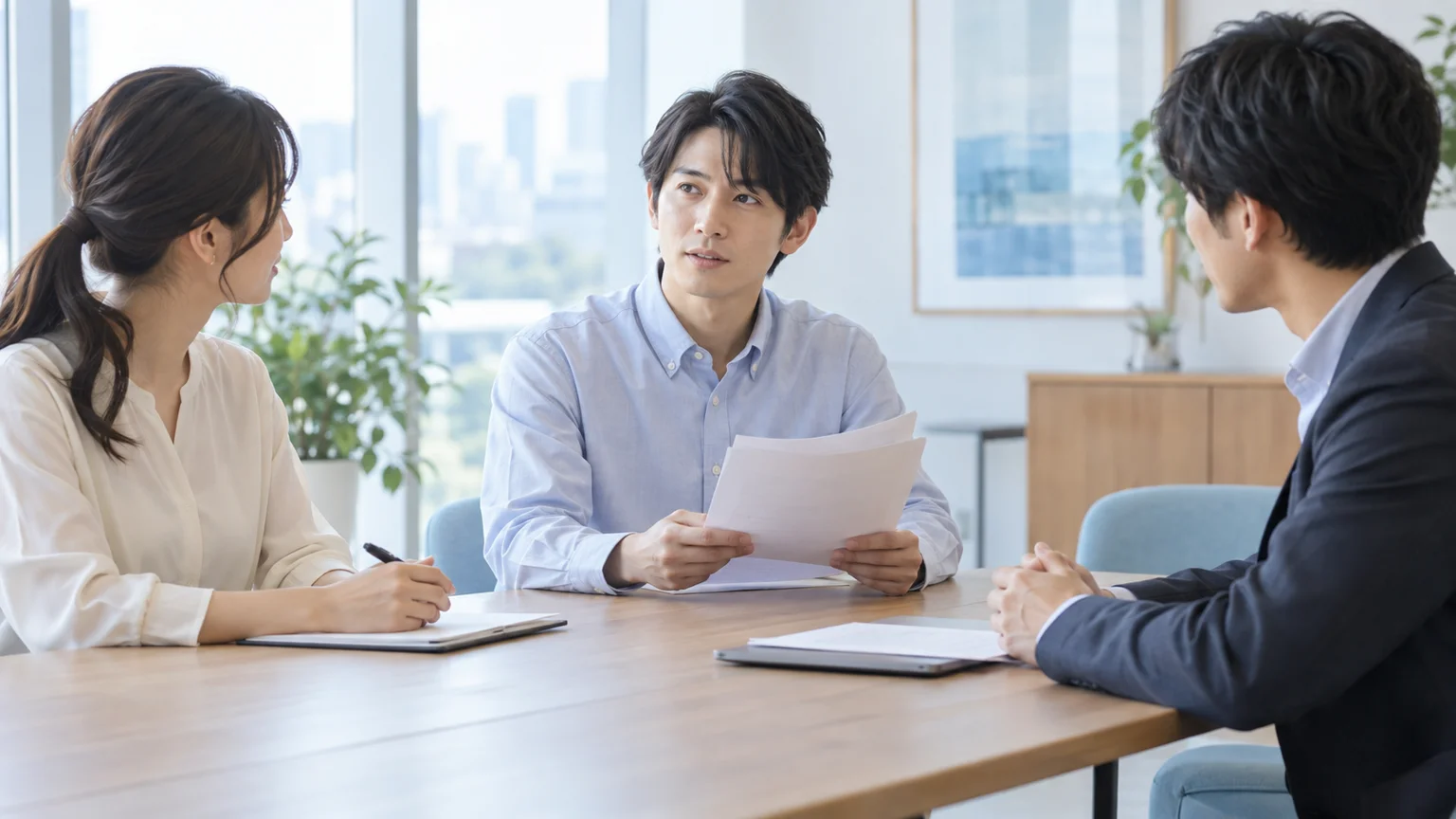 社会不安障害の説明動画。会議で話す前に資料を見ながら考える人の場面を表した架空のイメージ。