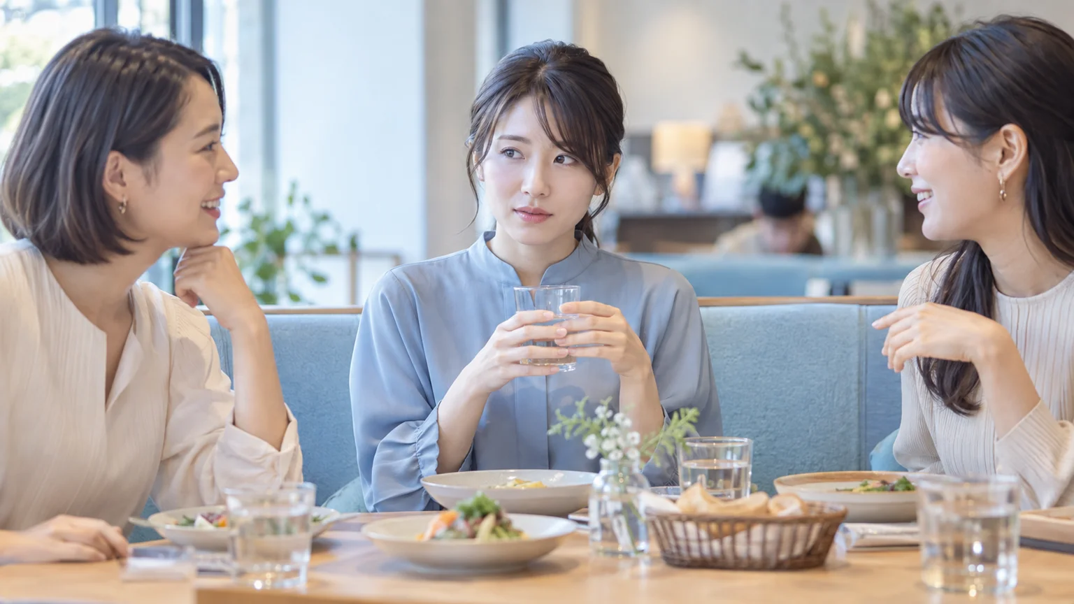 会食や会話での緊張の説明動画。複数人の会食で緊張する人を表した架空のイメージ。