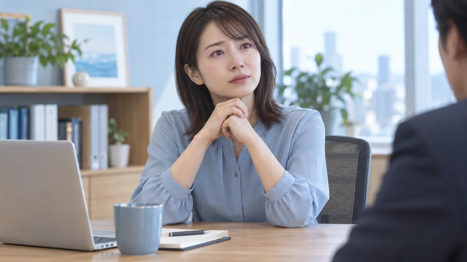 仕事中に涙が止まらないの説明動画。日常生活の場面を表した架空のイメージ。